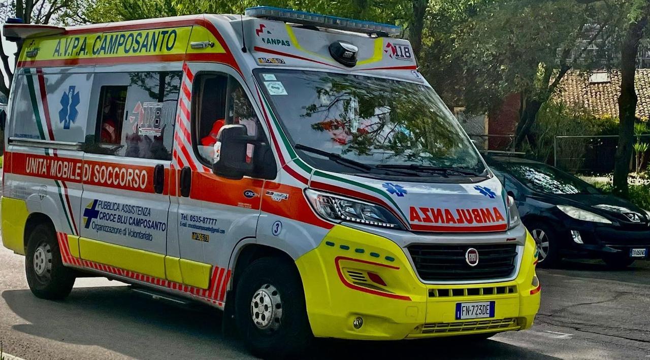 Partorisce in casa da sola, decisivi i volontari della croce blu: «La bimba subito non piangeva»