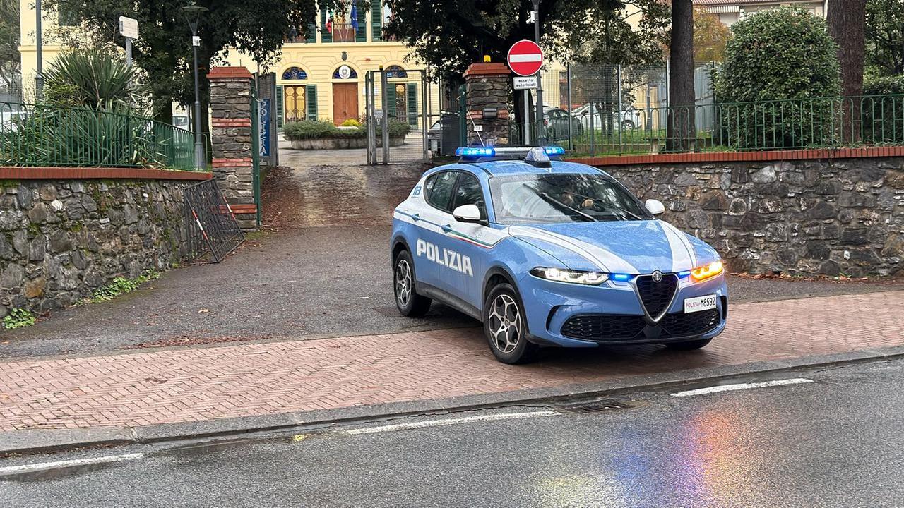 Una volante della polizia di Stato (foto d'archivio)