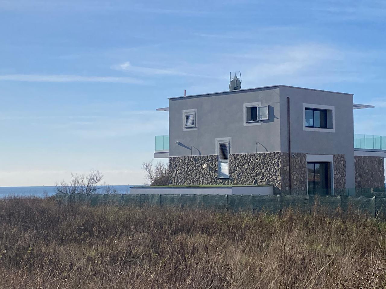 
	Una delle ville in costruzione

