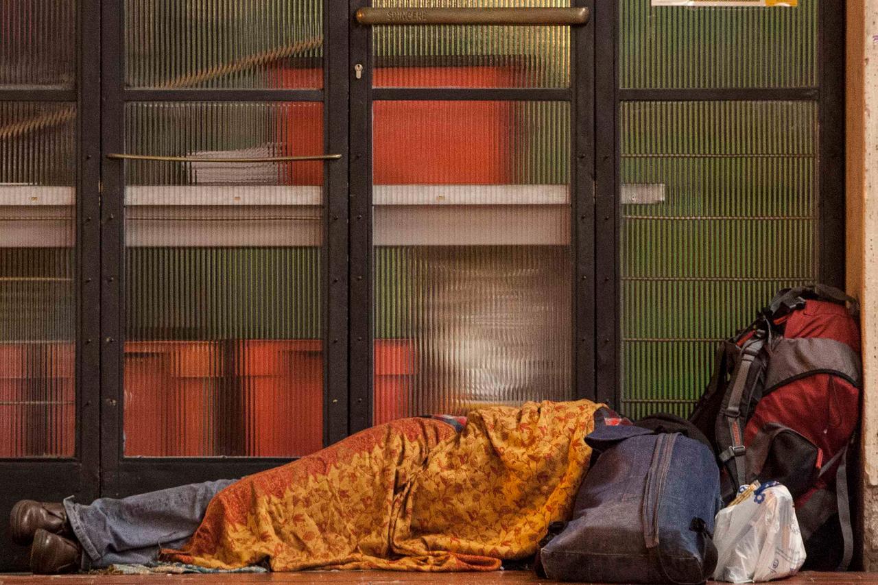 Firenze, muore un senzatetto davanti alla mensa della Fondazione Caritas di via Baracca