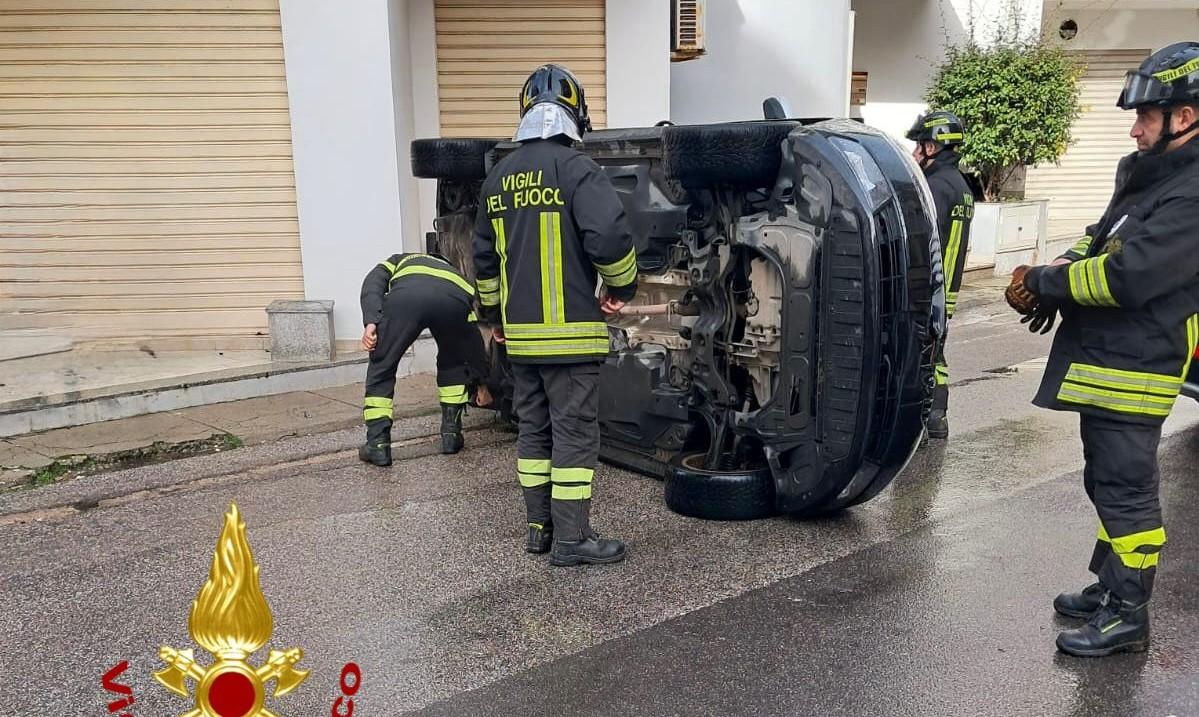 Paura in via Trento, auto si ribalta sulla carreggiata