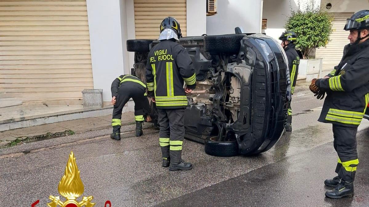 Paura in via Trento, auto si ribalta sulla carreggiata