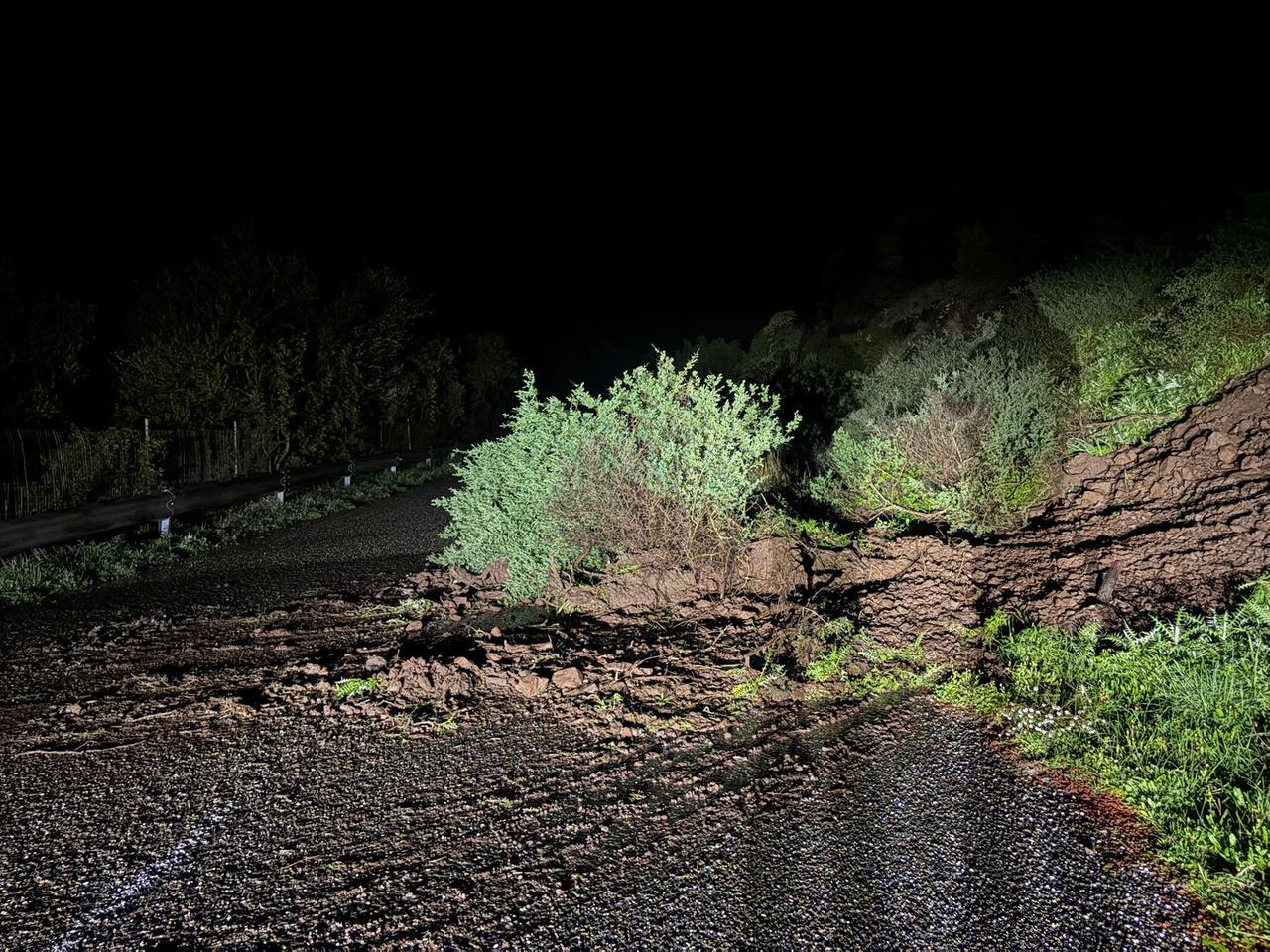 Frane e fango sulla strada, chiude per ore la Bosa-Alghero