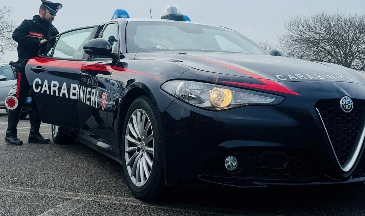 Sorpreso a rubare, minaccia i carabinieri con un coltello: arrestato a Bondeno