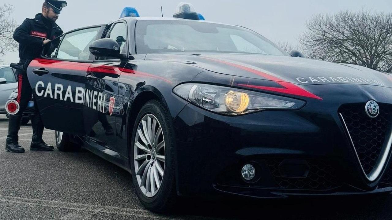 Sorpreso a rubare, minaccia i carabinieri con un coltello: arrestato a Bondeno
