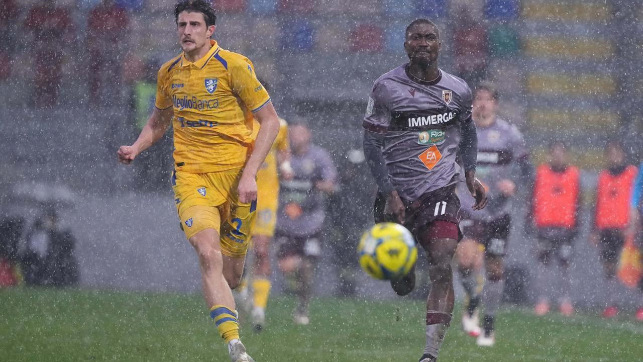 La Reggiana lotta ma cede alla capolista Frosinone: per i granata è il sesto ko di fila