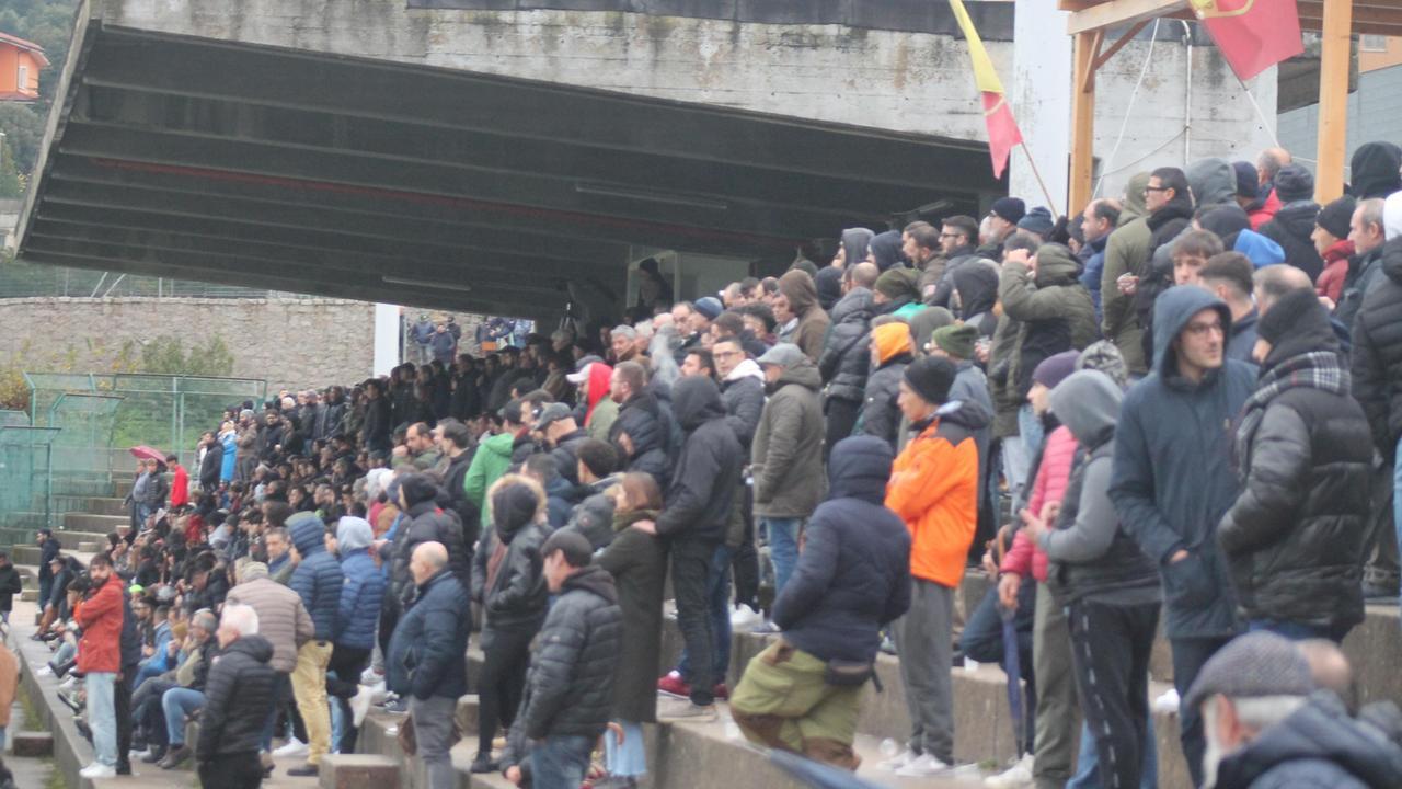 Tutto il paese allo stadio: la rara fedeltà di 400 tifosi accende la Calangianus giallorossa