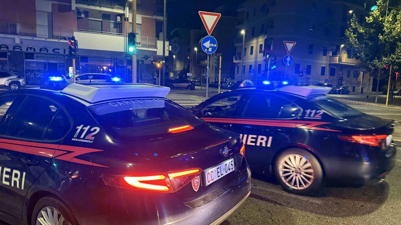 Due pattuglie dei carabinieri (foto d'archivio)
