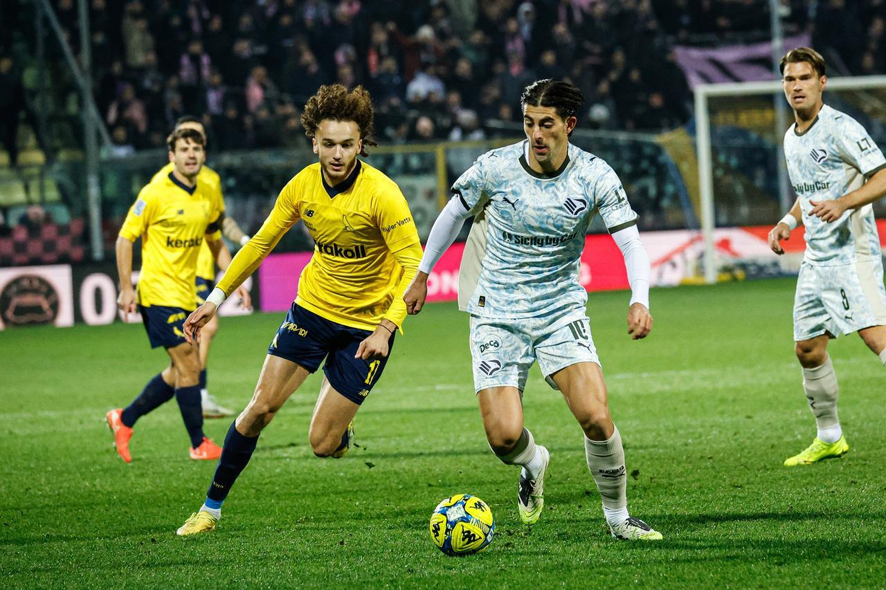 Finale Modena-Palermo senza reti, traversa di Santoro e gol annullato a Palumbo