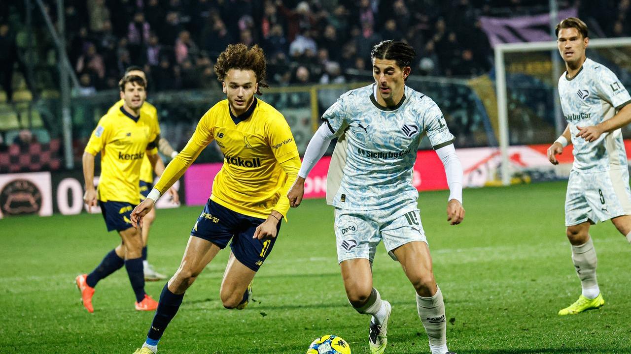 Finale Modena-Palermo senza reti, traversa di Santoro e gol annullato a Palumbo