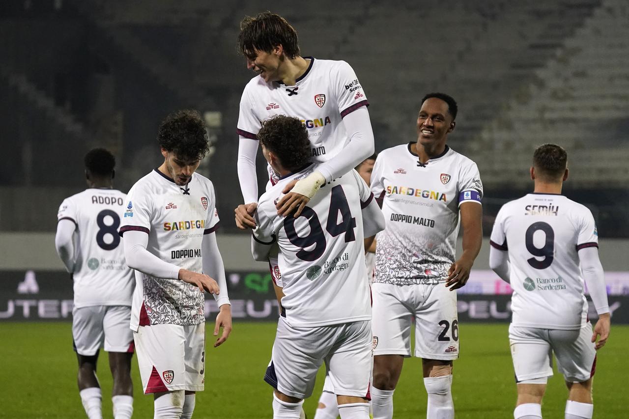 Cagliari da impresa: dopo la Juve, espugna anche Firenze