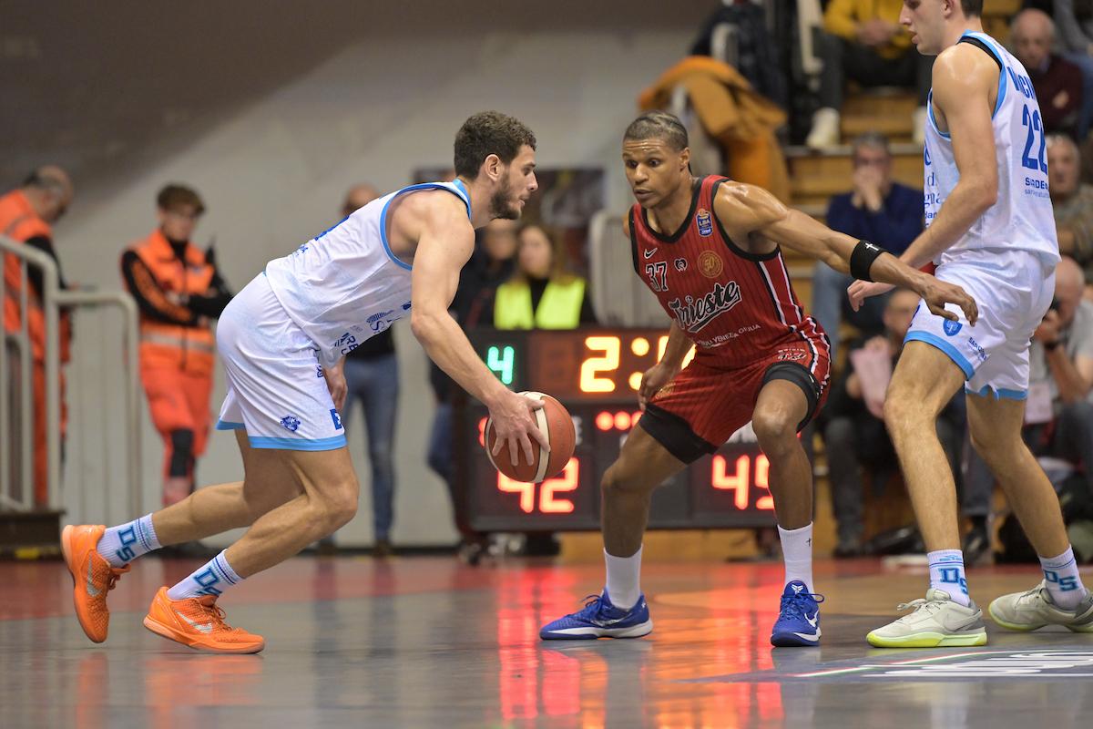 La Dinamo in crescita cede nel finale a Trieste (76-70)
