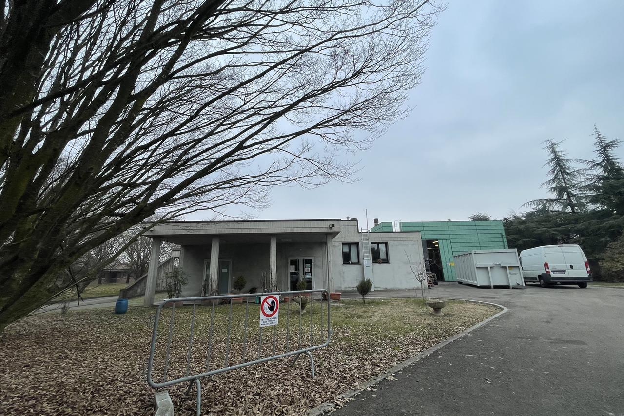 Sempre più persone scelgono la cremazione. Ma il forno di Reggio è chiuso per lavori: salme trasferite fuori provincia