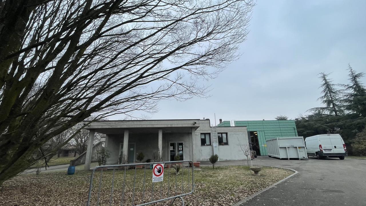 Sempre più persone scelgono la cremazione. Ma il forno di Reggio è chiuso per lavori: salme trasferite fuori provincia