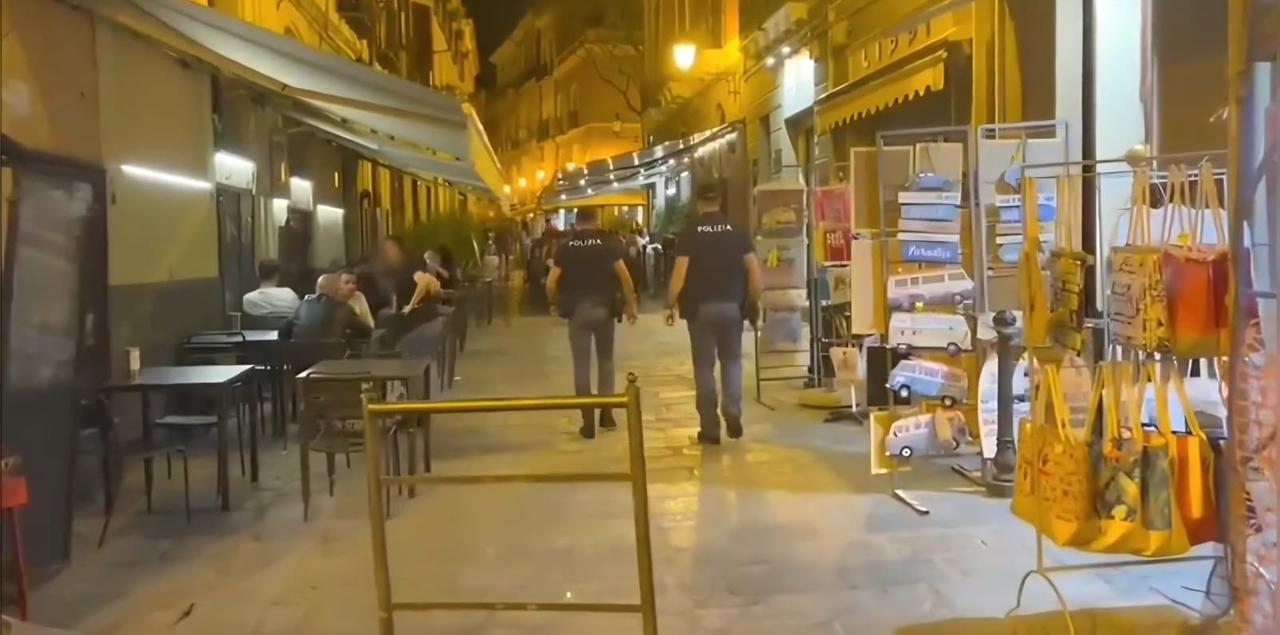 Tenta di rapinare un market, il commerciante reagisce e lo caccia con un bastone