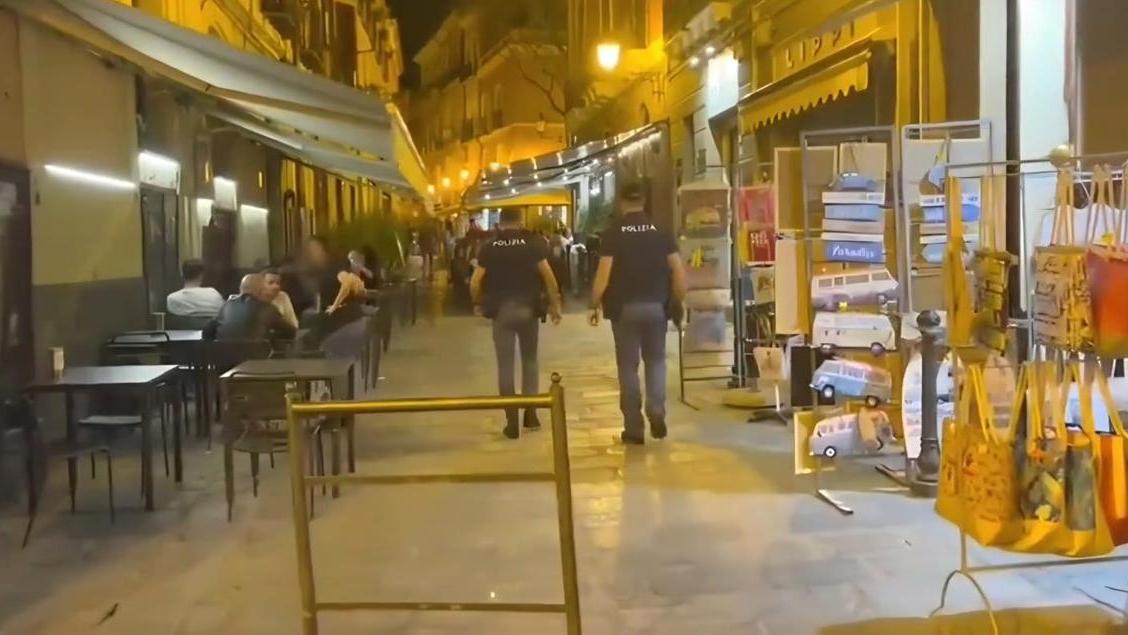 Tenta di rapinare un market, il commerciante reagisce e lo caccia con un bastone