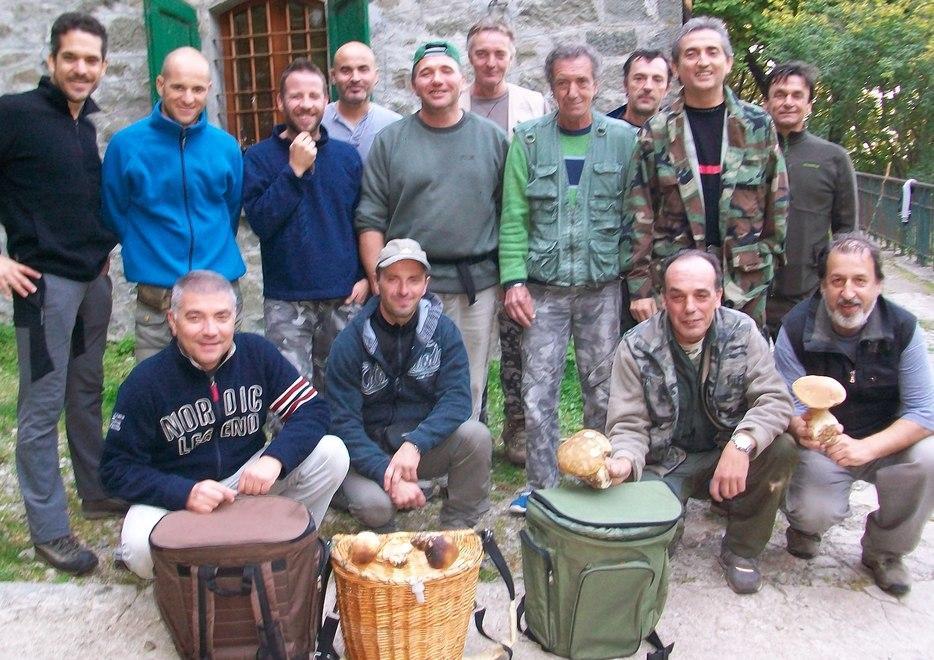 Esperti e “neofiti” a caccia di funghi sul monte Sillano