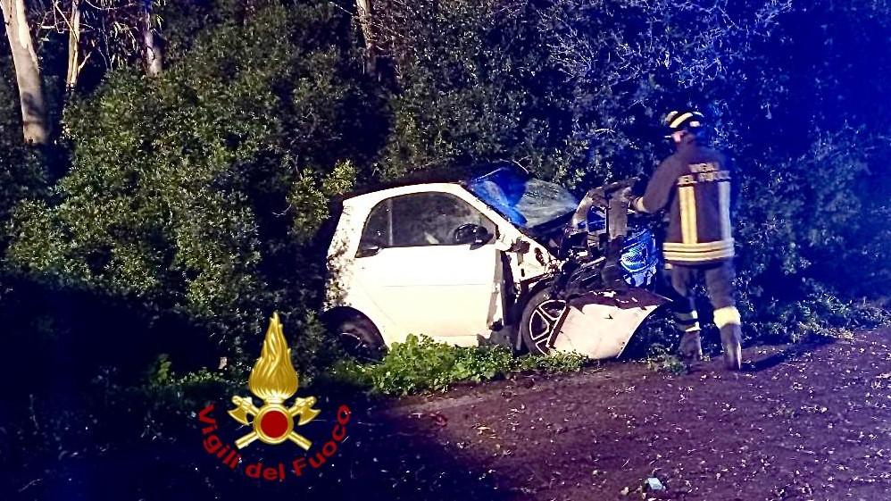 L’auto esce di strada e si schianta su un albero, donna in ospedale