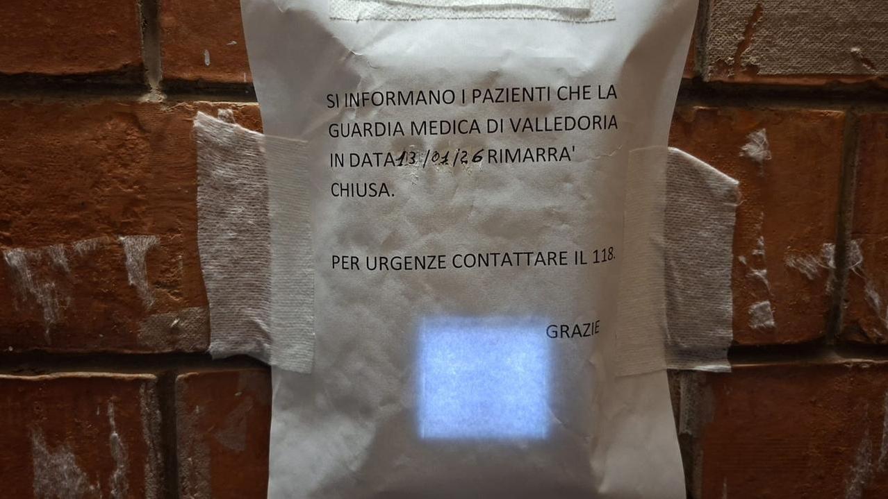 L'avviso di chiusura all'ingresso della guardia medica di Valledoria