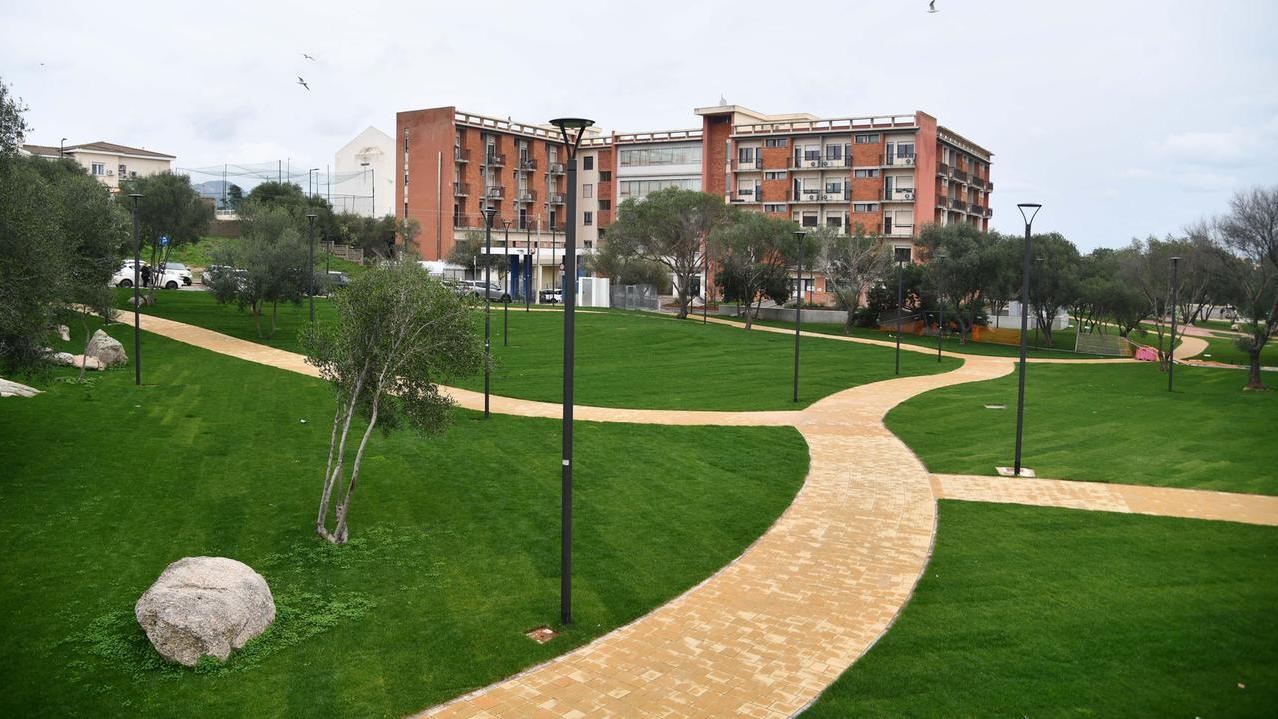 Prato, sentieri e campo da calcetto: a Olbia nasce un nuovo parco urbano