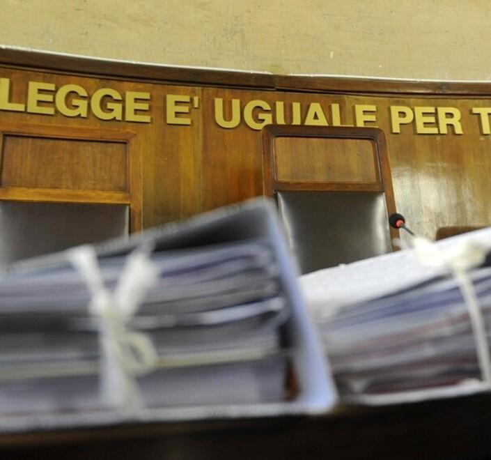 Lucca, botte e calci al figlio di dieci anni: chiesta la condanna della mamma