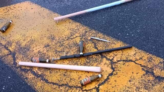 Il materiale lasciato dai tifosi sulla carreggiata (foto Facebook)