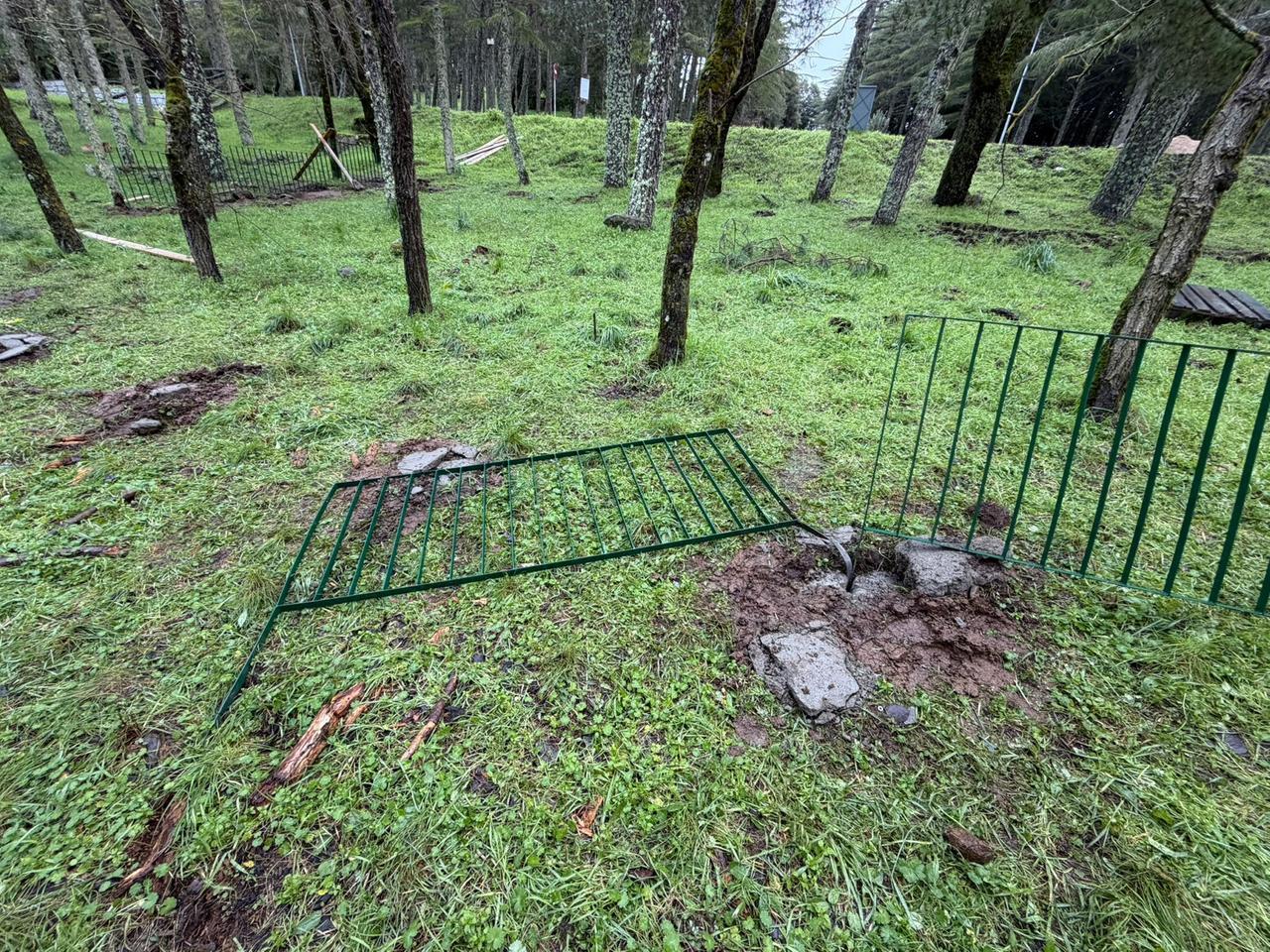 Raid vandalico sul monte Ortobene, divelte le recinzioni dell’area cani
