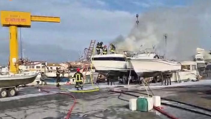 Incendio alla rimessa di barche a Lido Estensi, due natanti distrutti