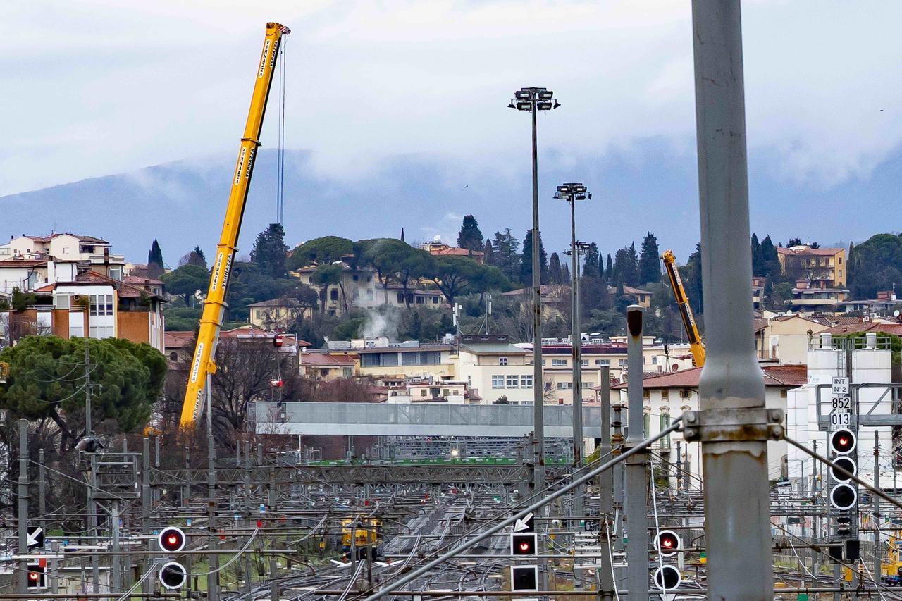 
	L'installazione della passerella metallica a Ponte al Pino

