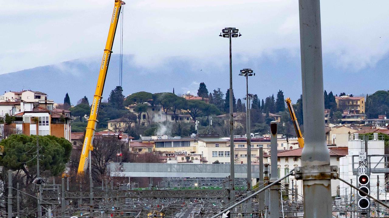 L'installazione della passerella metallica a Ponte al Pino