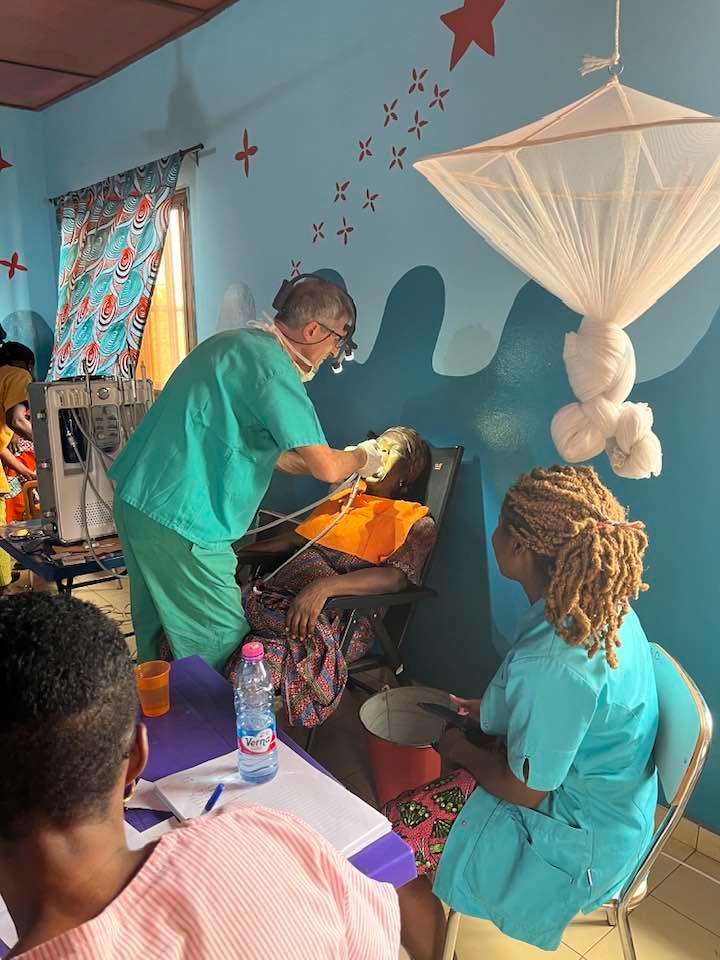 Il dentista missionario che cura i bambini del Togo: «Milioni di persone senza possibilità: non possiamo abbandonarli»
