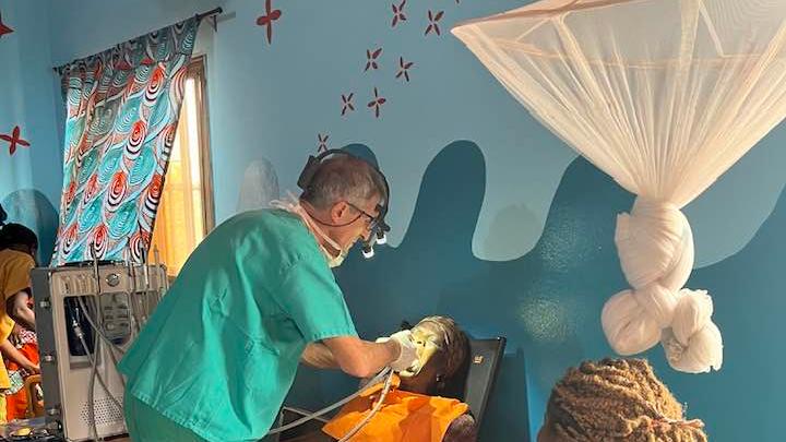 Il dentista missionario che cura i bambini del Togo: «Milioni di persone senza possibilità: non possiamo abbandonarli»