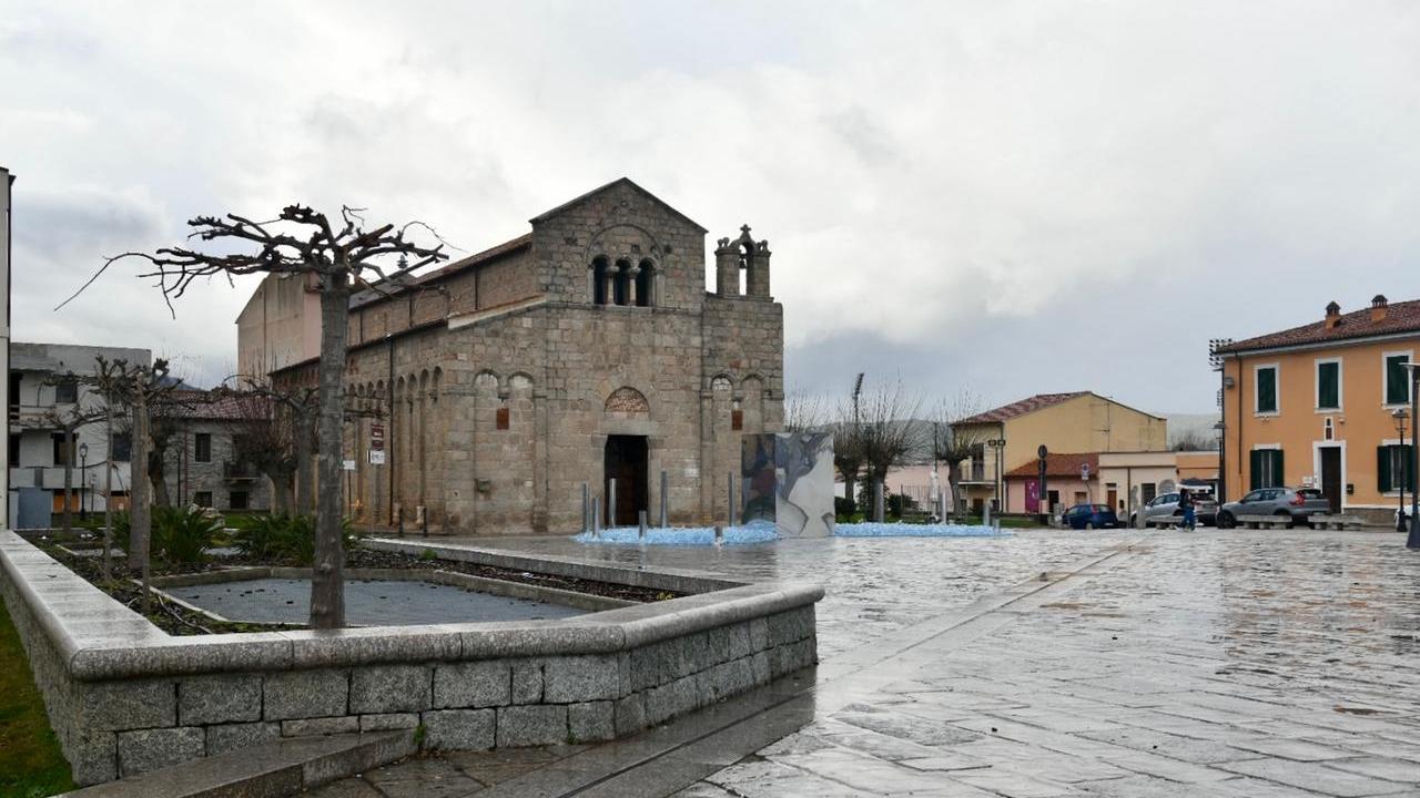 Paura a Olbia, lite per l’elemosina davanti alla basilica: spunta un coltello, anziana usata come scudo