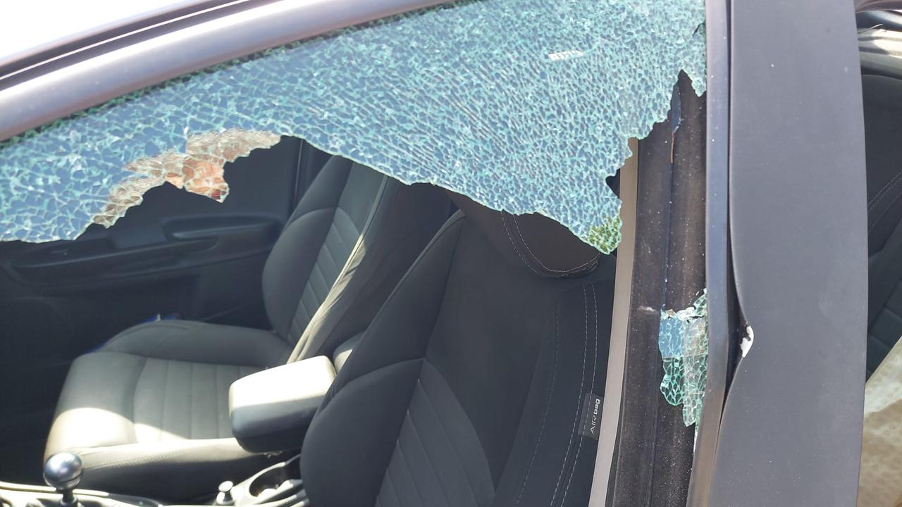 Un'auto danneggiata dai ladri (foto d'archivio)