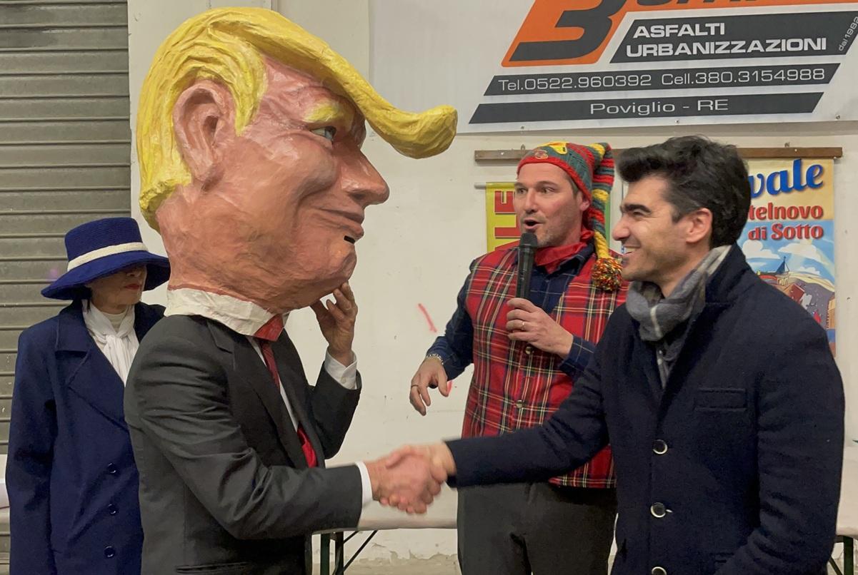 Donald Trump di cartapesta per il Carnevale del Castlein: presentato il programma