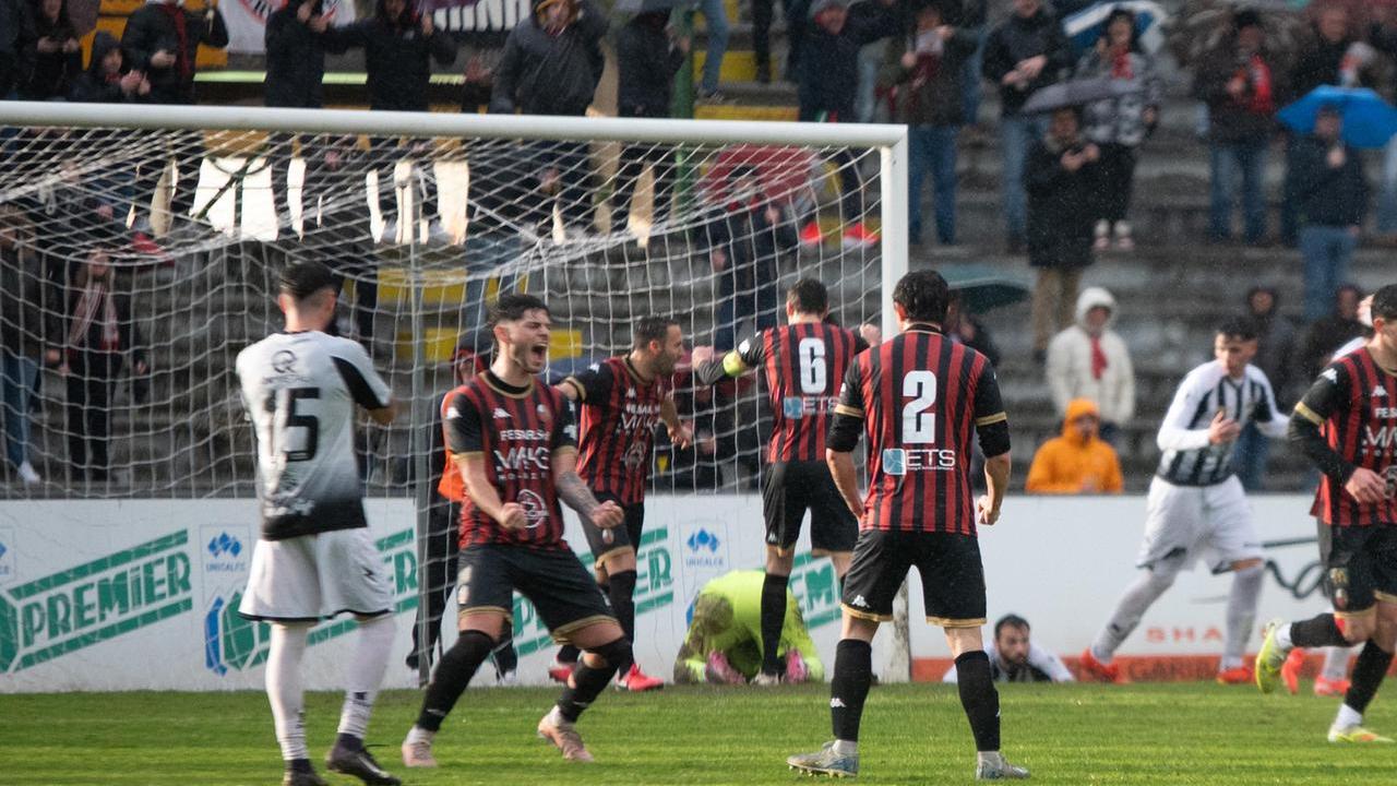 L'esultanza per il gol della Lucchese (foto Nucci)