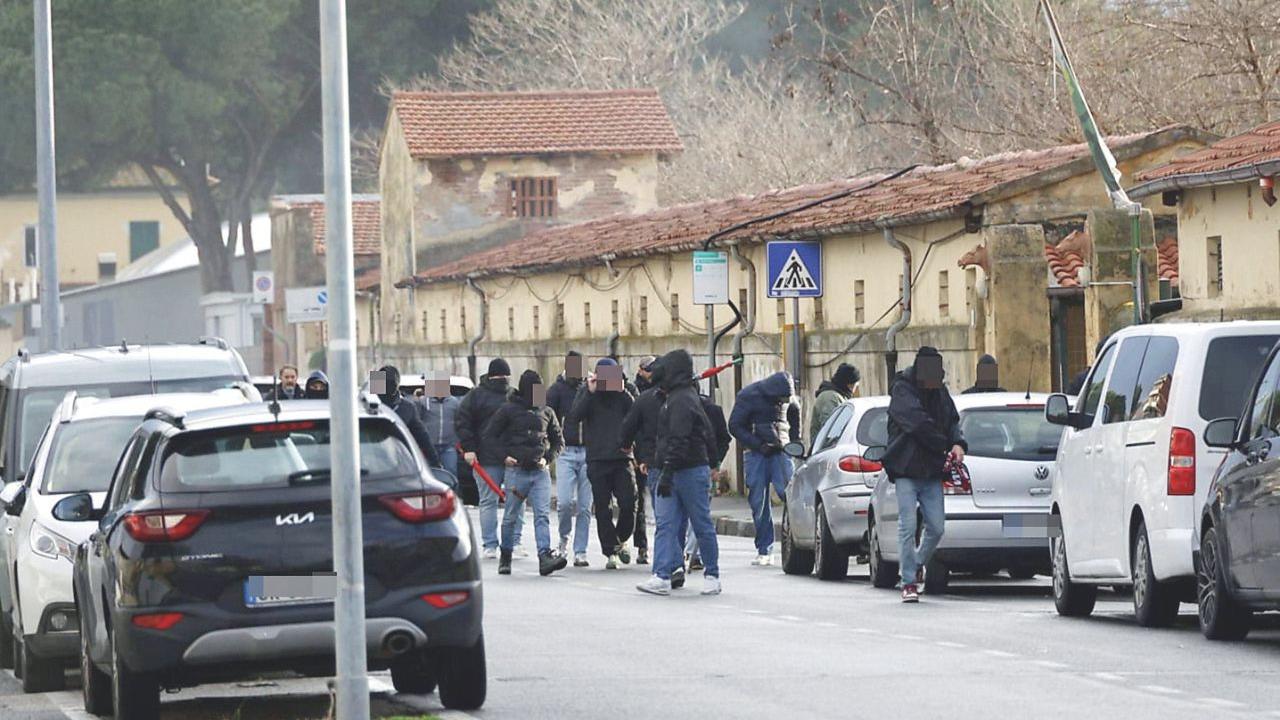 Gli scontri fuori dallo stadio
