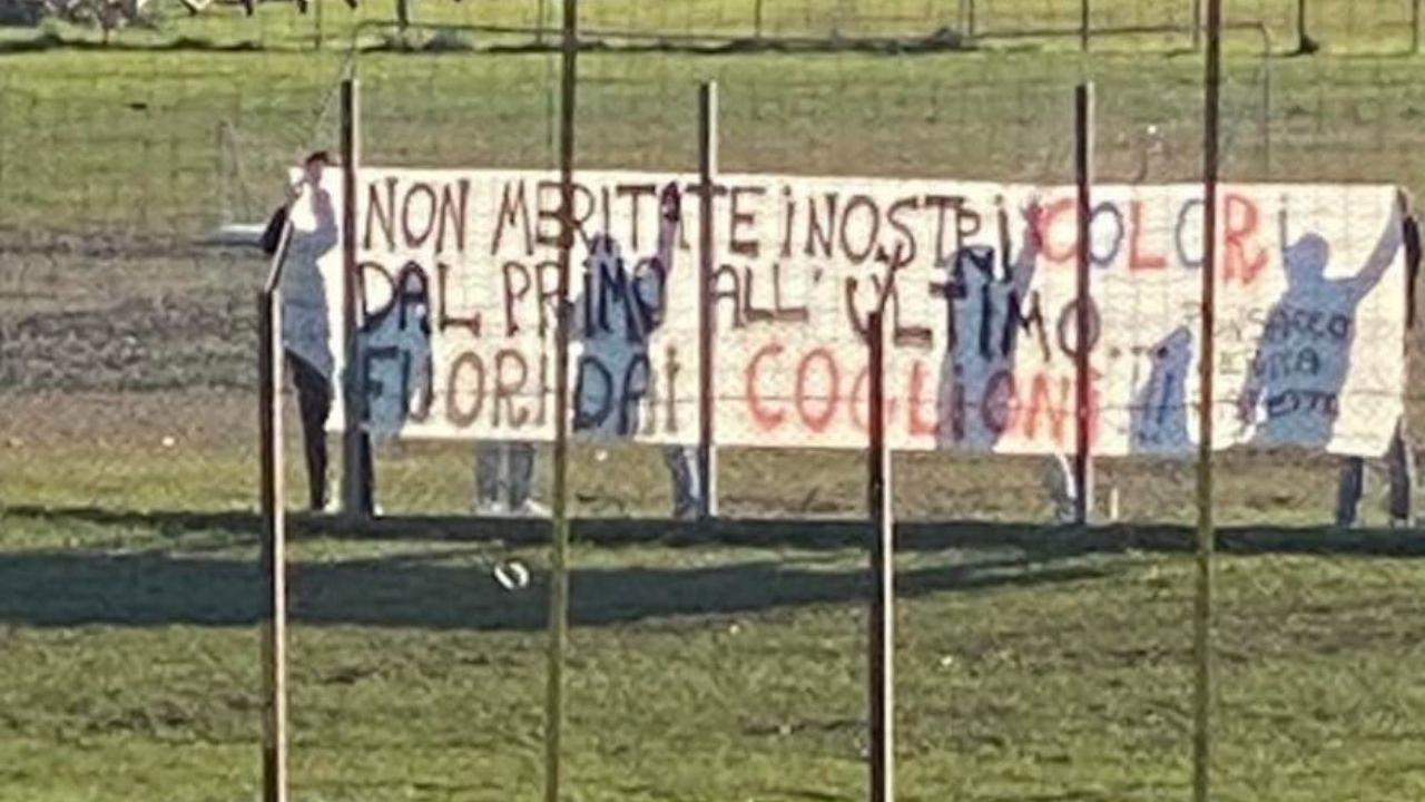 La contestazione dei tifosi del Ponsacco l'11 gennaio in Ponsacco-Donoratico