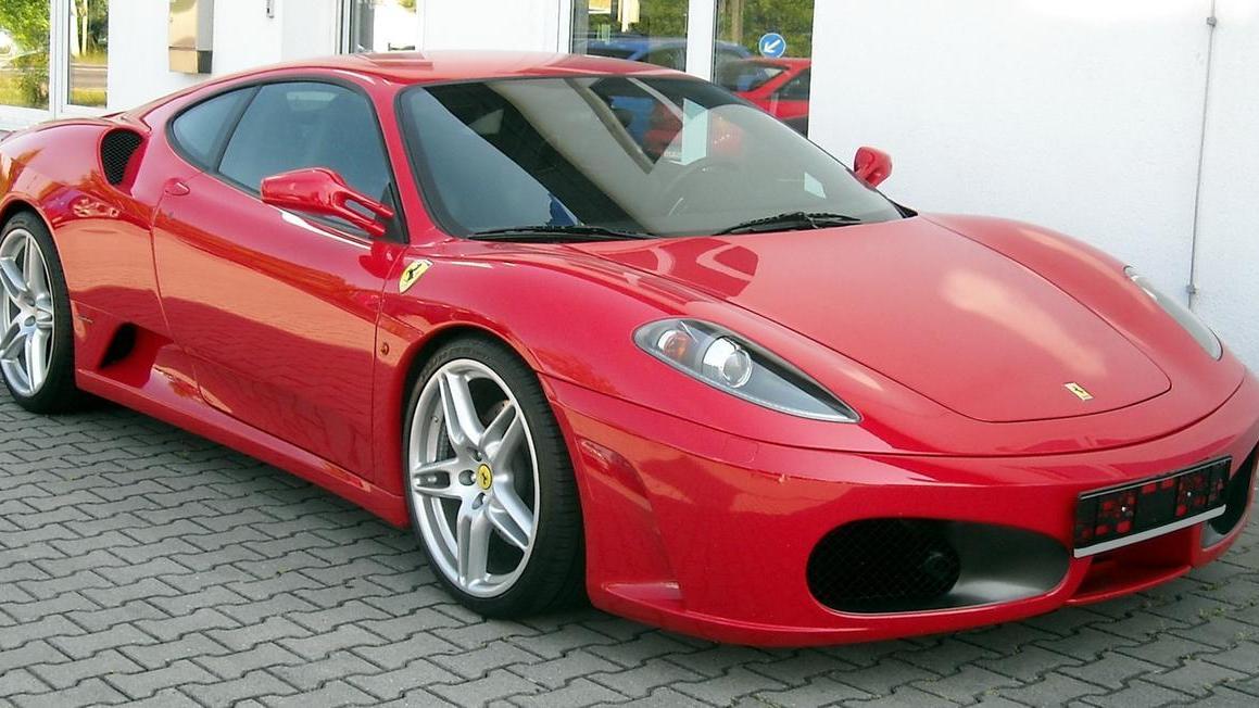 La Ferrari F430 venduta come rossa era invece grigia: un 42enne denunciato per truffa
