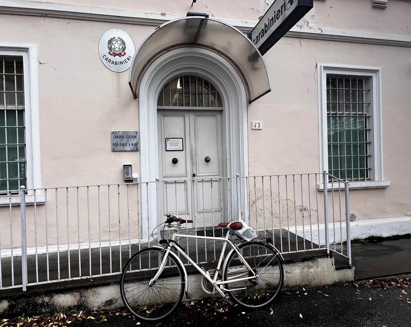 
	La bici davanti alla stazione dei carabinieri dopo la restituzione alla legittima proprietaria

