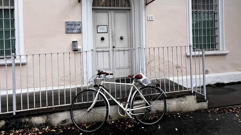 La bici davanti alla stazione dei carabinieri dopo la restituzione alla legittima proprietaria