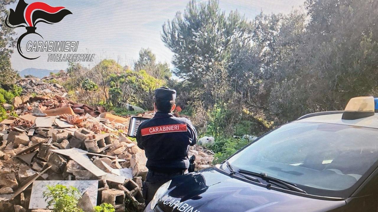 Discarica di rifiuti nel Parco della Maddalena: denunciati due imprenditori edili