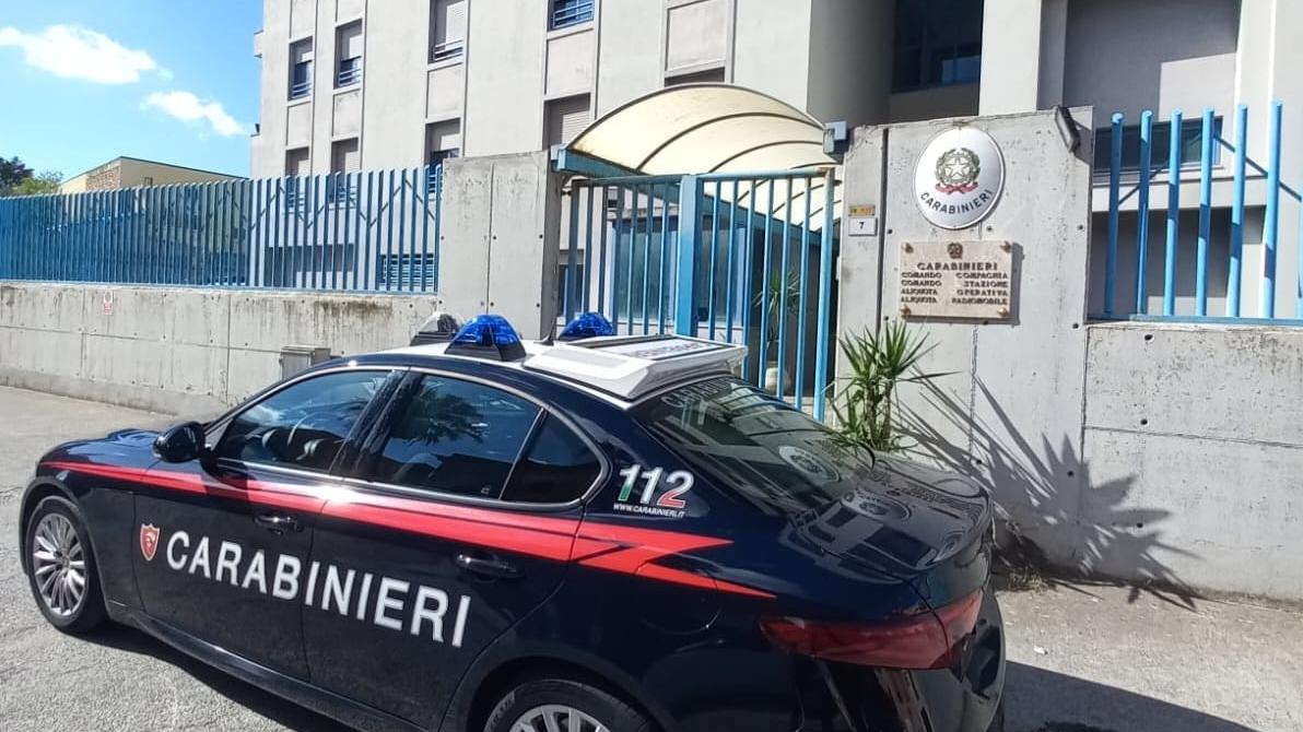 Colpo al cinema: rubano la cassaforte, un cambiagettoni e fuggono in auto