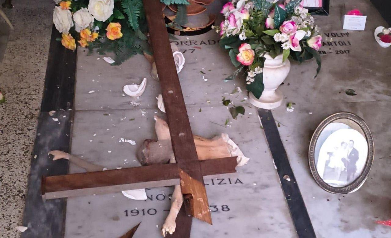 I danni provocati dai vandali a una tomba del cimitero di Santa Maria a Monte