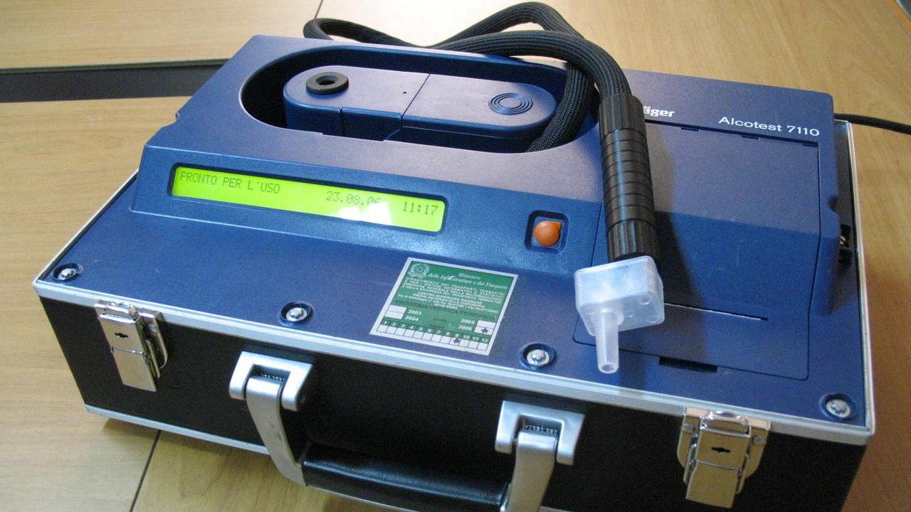 Ubriaco alla guida non si ferma all’alt e fugge: fermato dopo un inseguimento