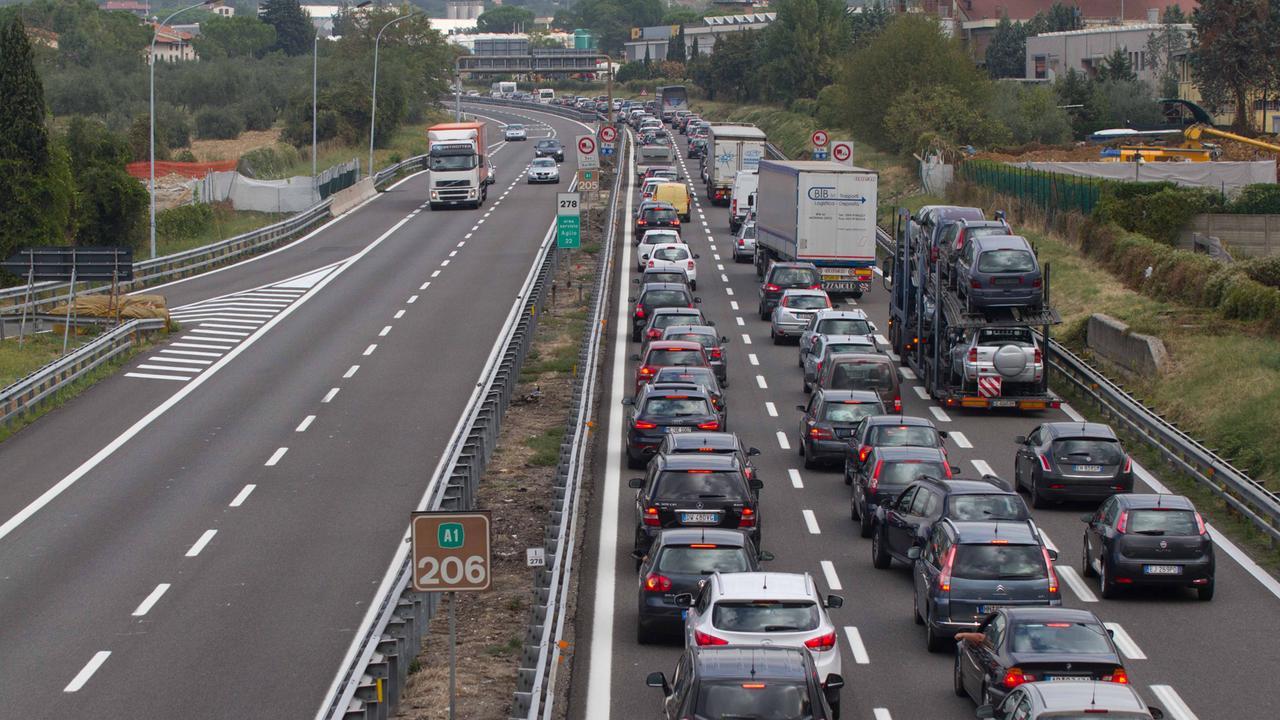 Camion in fiamme sull’A11, riaperto il tratto tra Prato Ovest e Pistoia dopo il caos traffico
