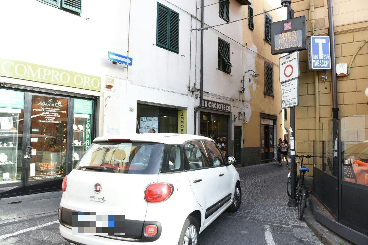 Lucca, Ztl “bucata” 135 volte al giorno: quasi una multa ogni dieci minuti – Le sanzioni varco per varco