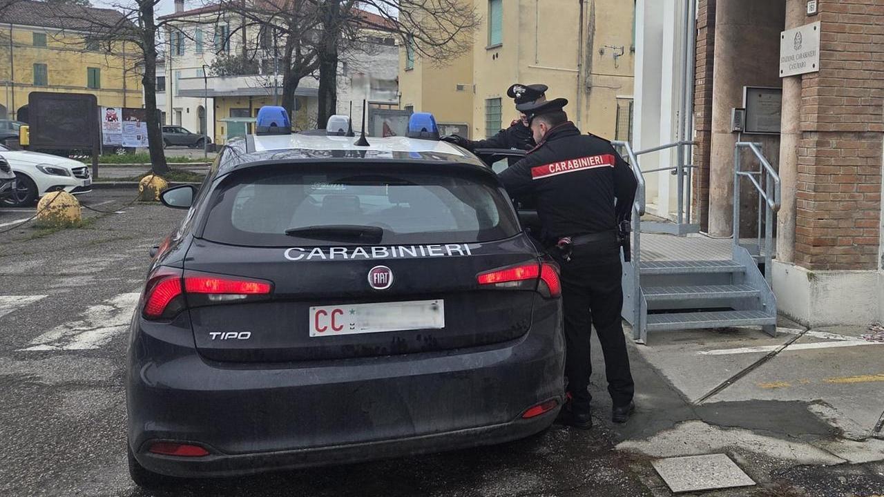 Litiga col padre poi aggredisce i carabinieri: 25enne arrestato a Casumaro
