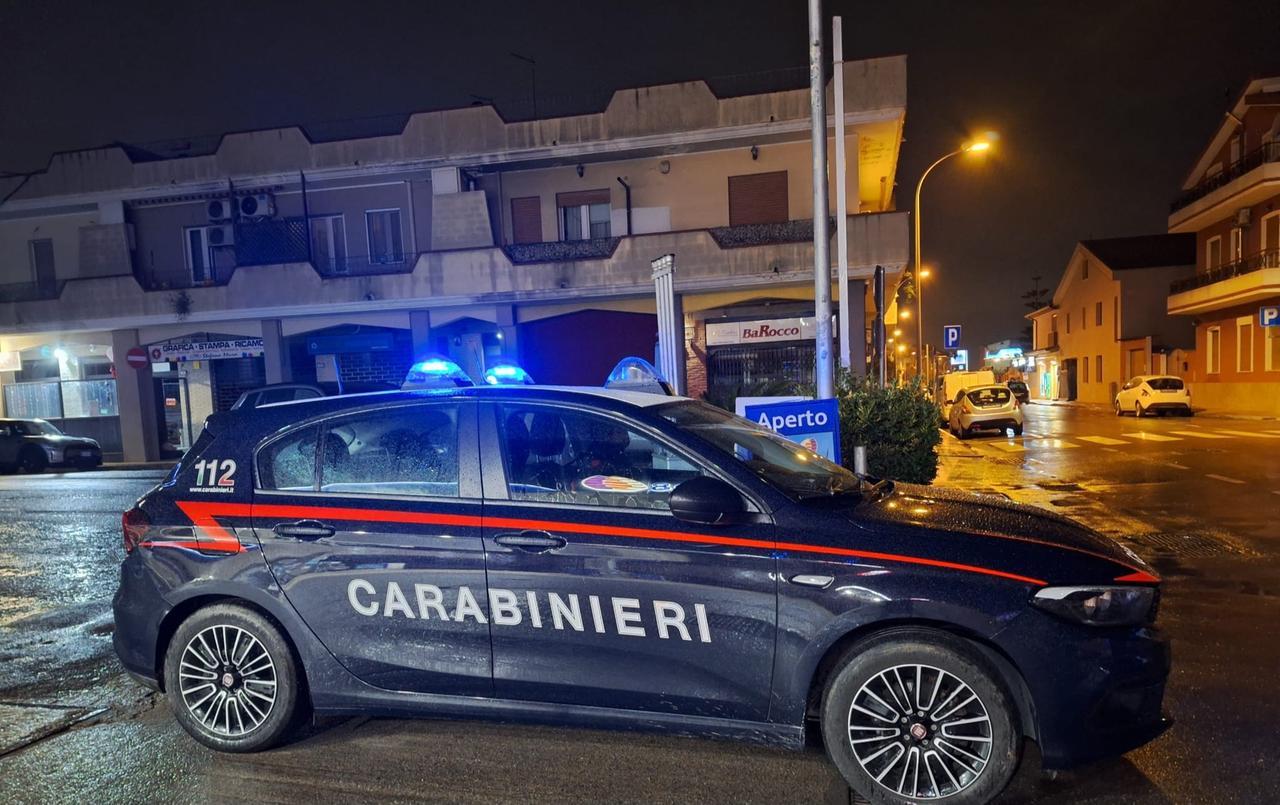 Sale sul tetto per rimuovere le luminarie di Natale, operaio precipita da 10 metri d’altezza: vivo per miracolo