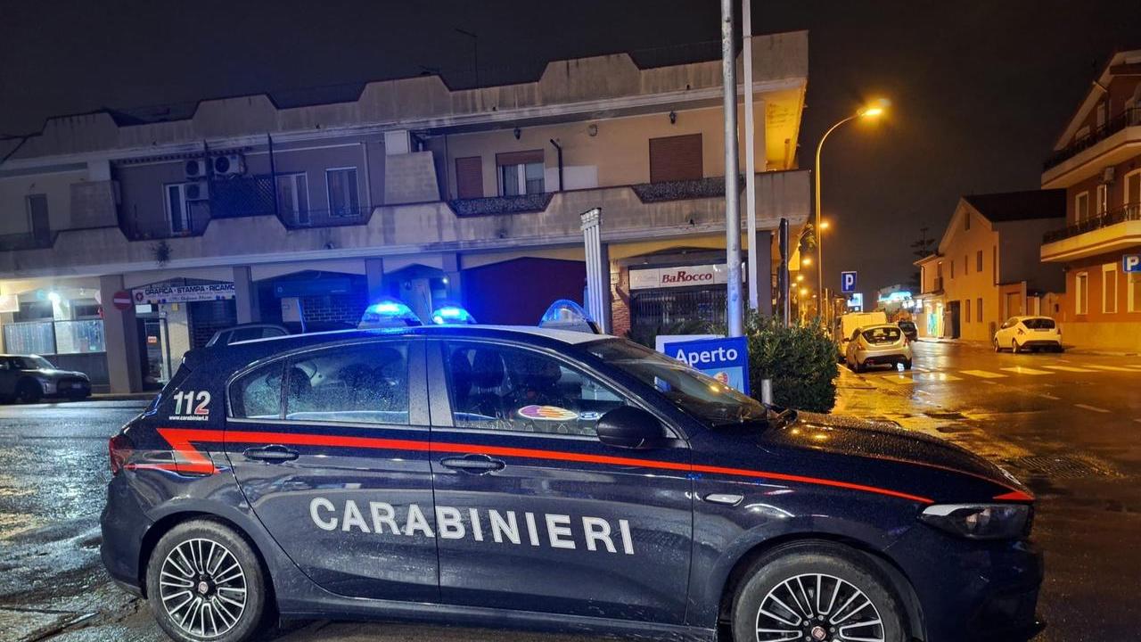 Sale sul tetto per rimuovere le luminarie di Natale, operaio precipita da 10 metri d’altezza: vivo per miracolo